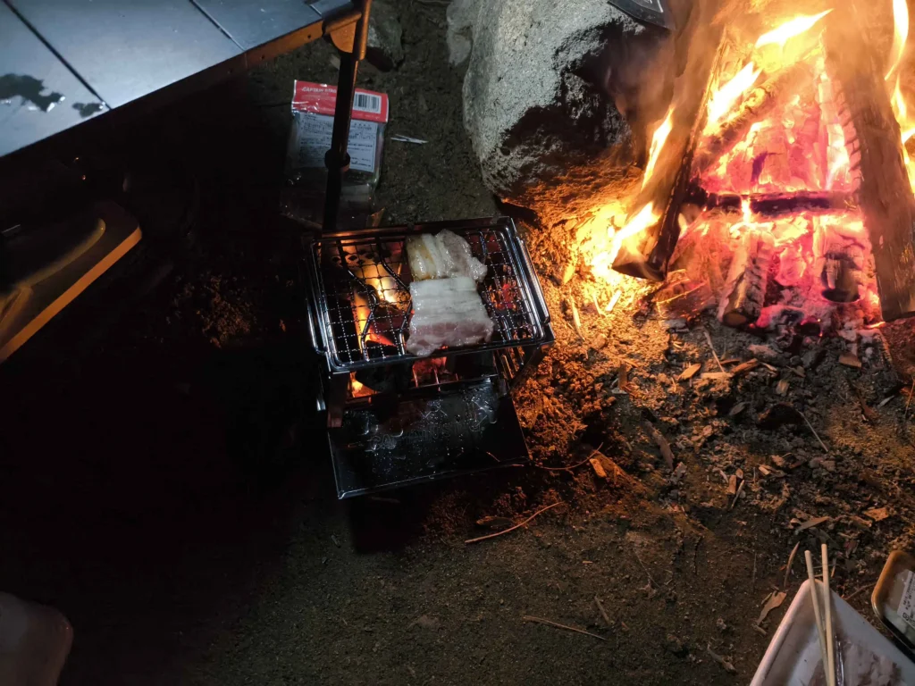 直火で肉を焼く写真